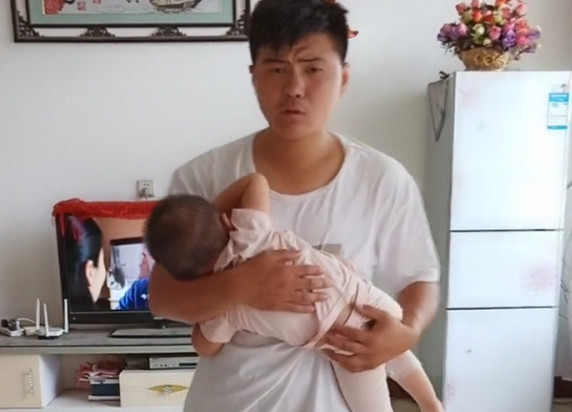 老实人奶爸哄娃睡觉火了萌娃睁着大眼睛朝着宝妈嘘