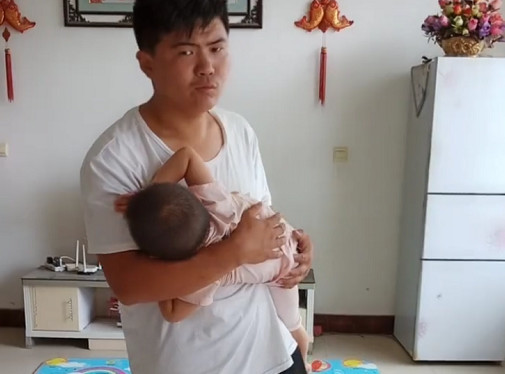 老实人奶爸哄娃睡觉火了萌娃睁着大眼睛朝着宝妈嘘