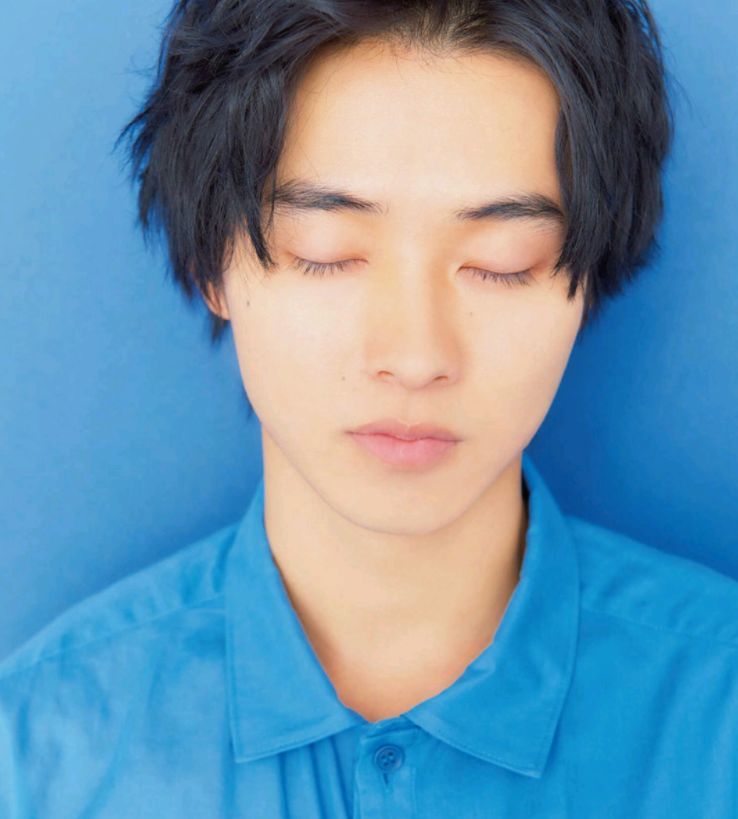 山崎贤人|山崎贤人蓄胡渣颠覆形象，新片《剧场》拿到8.1分