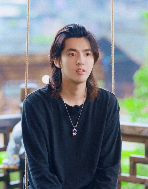 吴亦凡终于剪头发了剪刀碎发落一地网友莫不是自己的剪的吧