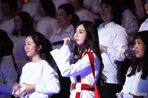 杨颖发文澄清自己深夜发文是和粉丝互动 网友 解释的勉强