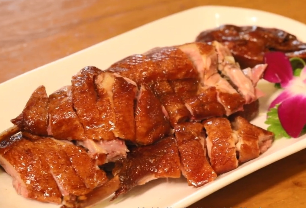 一只四川特色"鸭子",烟熏卤炸到色泽红亮,吃着皮酥肉嫩又咸鲜