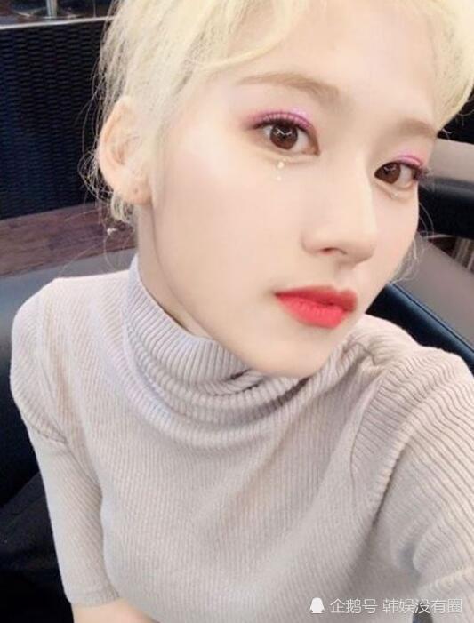 twice 日本成员 sana 公开独一无二的"眼泪妆"自拍_腾讯新闻