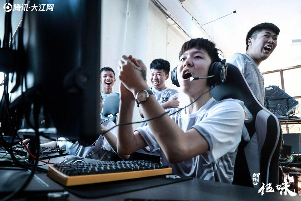 17岁电竞游戏领队 拍桌子练开枪节奏"吃鸡"吃到手抽筋