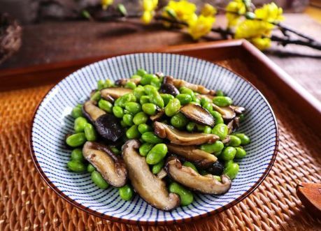 香菇炒毛豆鲜嫩爽口好吃极了