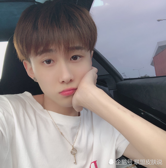 王乐乐难受发朋友圈,价值百万豪车被剐蹭,网友:又要大吐血了!