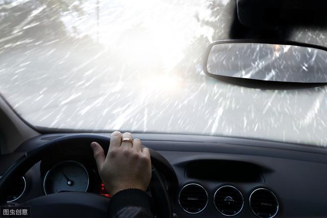 雨天开车如何快速除雾?还是这个方法靠谱,三秒见效