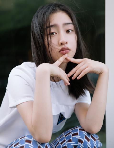 黄渤监制影片杀青,全员硬核演技派,14岁邓恩熙被赞张子枫第二