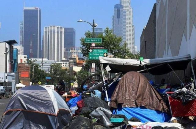 美国的城市普遍都有脏乱差现象,街道上经常有垃圾,连纽约这种大城市也