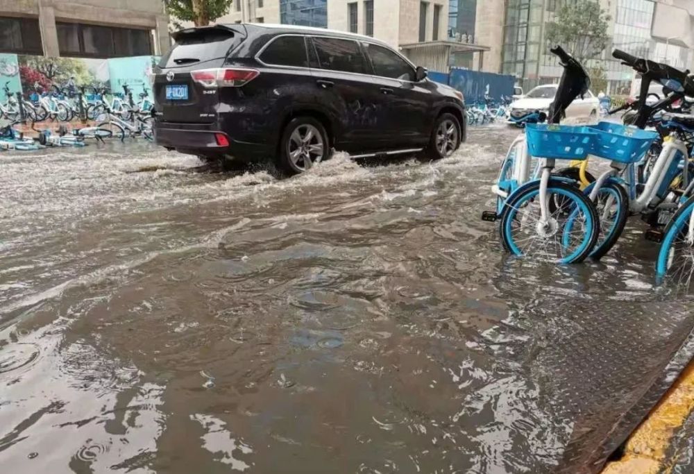 过了个假夏天渭南明天后天都是雨雨雨城区部分路面积水严重