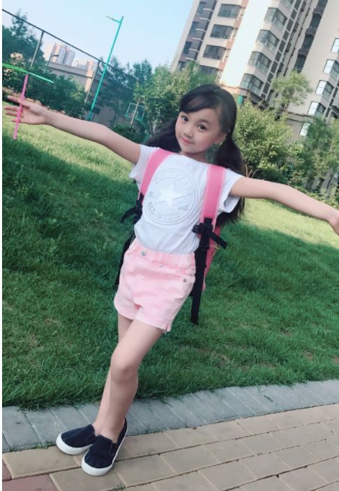 了,从她的微博照片看,已经长成了小大人,而且一双笔直的长腿非常吸睛