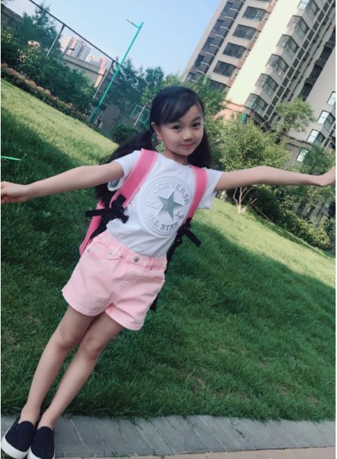 了,从她的微博照片看,已经长成了小大人,而且一双笔直的长腿非常吸睛