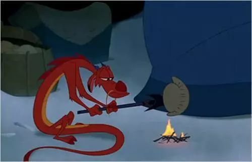 在动画里面,木须龙是一个非常可爱且重要的角色,调节气氛,保护花木兰.