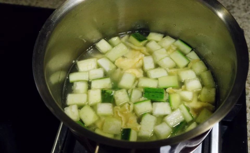 很多人喜欢吃混沌,却不懂馅怎么做,教你"千里香"的做法!