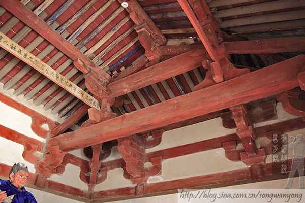 正殿为唐大和五年(831)建造,五开间四架椽进深三间,平面呈长方形,单檐