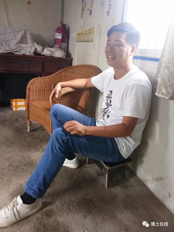 一位干净帅气说话充满磁性,侧面看就是"小哥",抖音人气王"菜棚哥"姚大