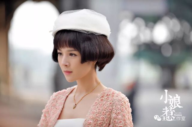 青年演员罗唯薇饰演的秀娟个性西化造型时髦,在这部女演员汇聚的戏中