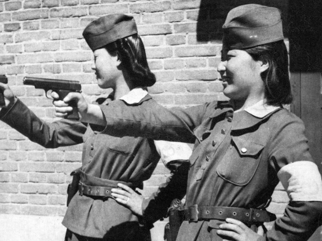 1939年的北平女子老照片图4女伪军拿着手枪单手掐腰