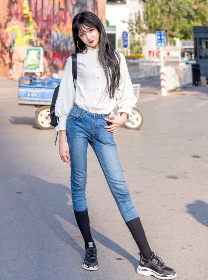 艾比的腿有多绝当他卷起裤脚露出脚踝女生还要不要活了