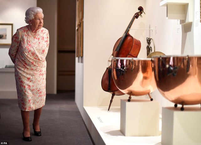 英国女王化身迷妹 参观高祖母诞辰0周年纪念展问不停