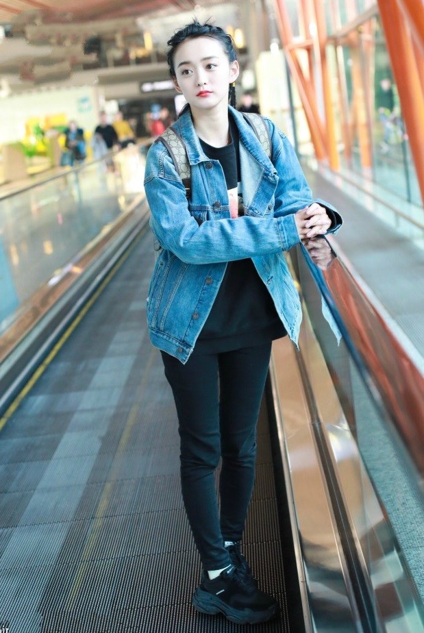 看到32岁的何泓姗这样穿牛仔外套才知道少女感是穿出来的