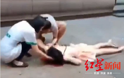 重庆解放碑商圈高空坠物砸伤路人 物业：系玻璃幕墙自然脱落