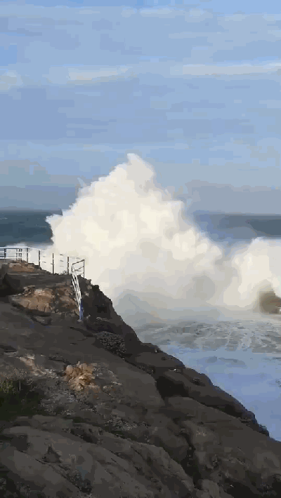 台风"丹娜丝"接近舟山!岛际船班全线停航,海边掀起大浪