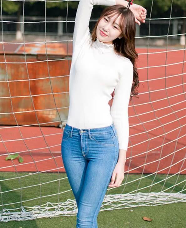 牛仔裤对体型包容度较高,那简约的直线型线条,让你更加完美秀气