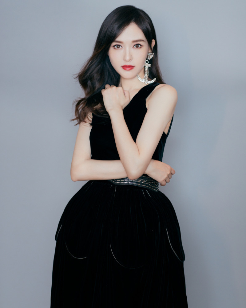 唐嫣|唐嫣因结婚生子人气下滑？产后复出首登时尚杂志半小时仅卖了9本