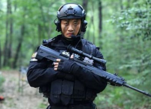 曾是国家二级运动员,也曾是一名真正的军人,却因演戏而走红?