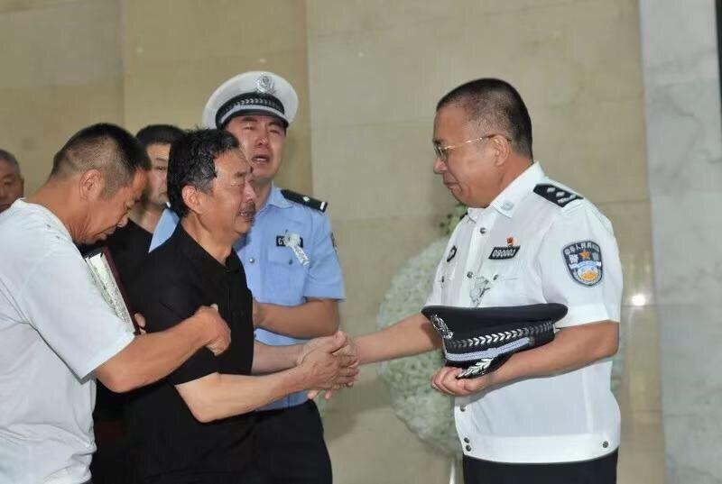 政委樊守林主持追悼会,党委委员,交警支队支队长王洪涛介绍了张亚峰