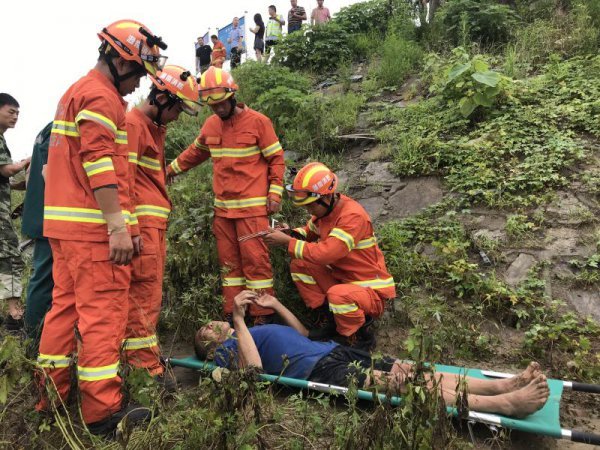 益阳六旬老人打鱼不慎摔到胯 差点掉入湍急河流