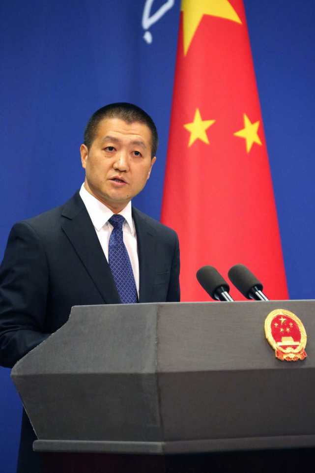 (首次作为发言人亮相后两个月,陆慷在2015年6月15日第一次主持外交部