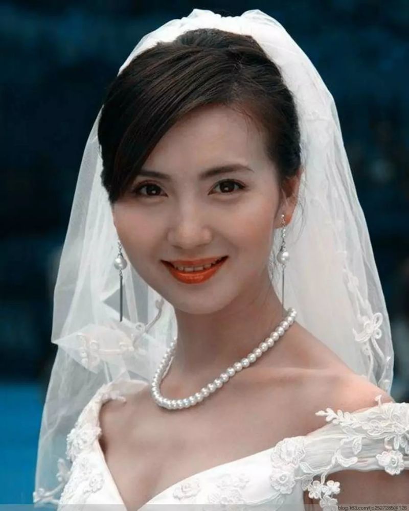 "粉红女郎"陈好带2女儿外出,她老公这个小动作,真羡慕!
