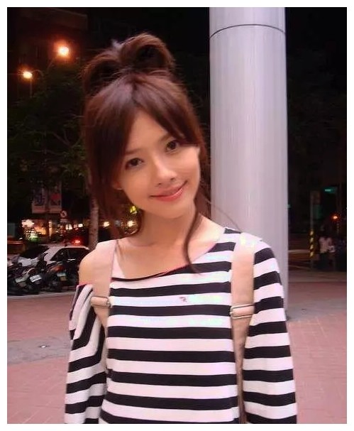 郭碧婷出道比较早,一直走的文艺路线,为很多歌手拍摄过mv.