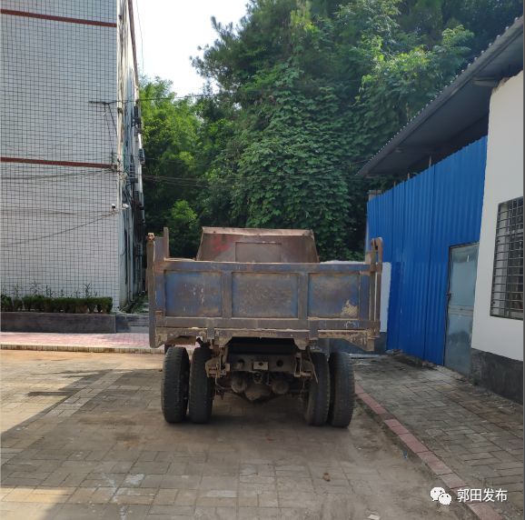 五华郭田竟有人偷沙!运砂车1辆,钩机1辆当场被查扣.