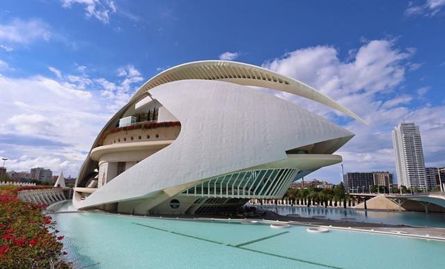 奇异建筑:"外星飞船"降落水面