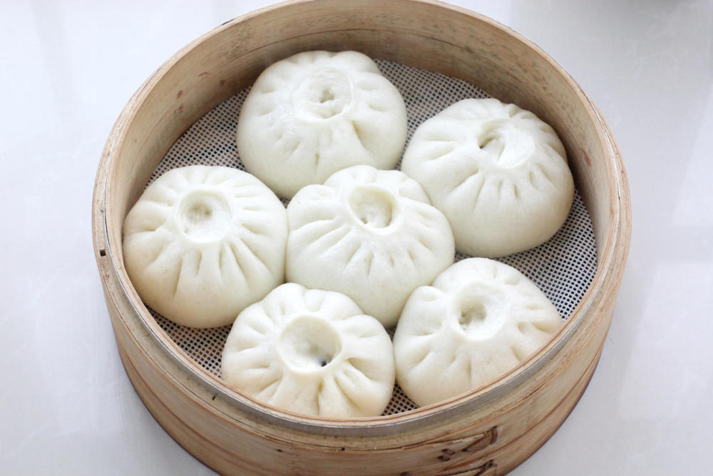 这是东北特色菜,蒸包子味道倍儿鲜美,老公自己就能吃一屉,服了