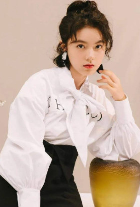 难怪赵今麦一直是短发,当她梳了王俊凯同款大背头,才知什么叫酷