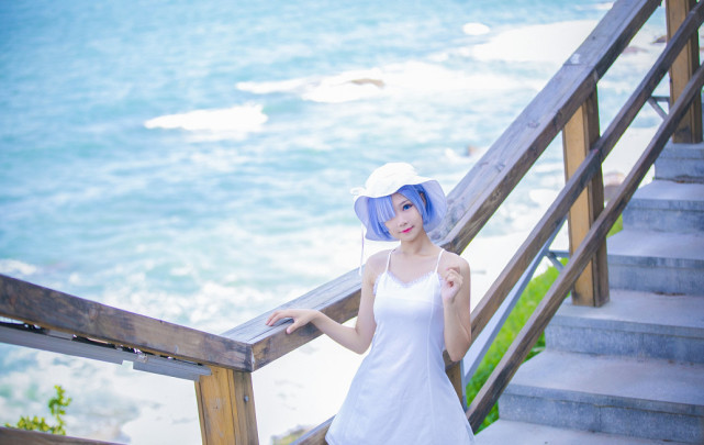 女装大佬cos白裙雷姆有谁注意他的鞋网友是我不敢穿的