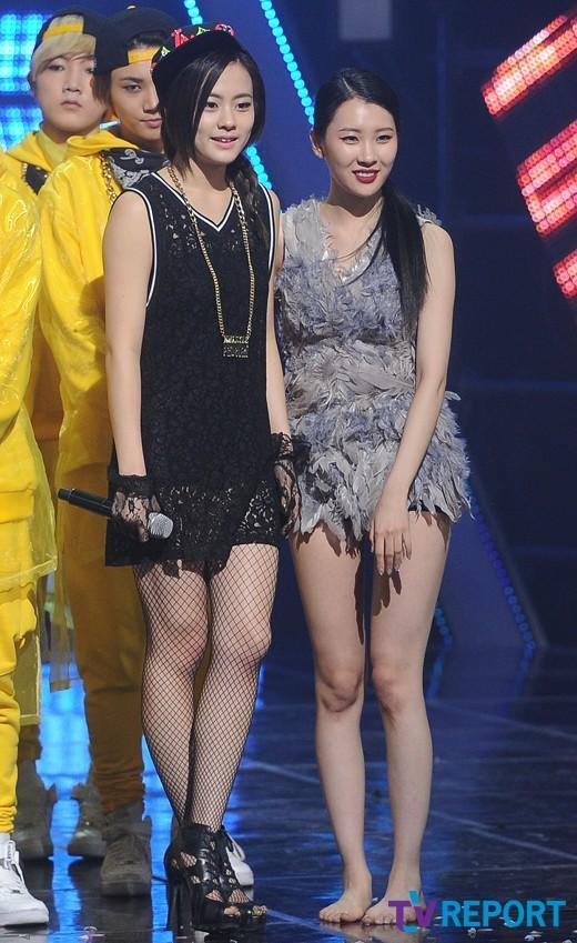 跟着师姐宣美一起打歌的lena.