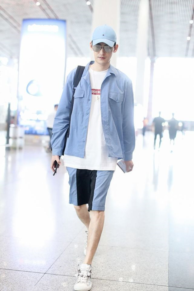 张翰穿蓝色衬衫搭运动短裤出行,帅回20岁