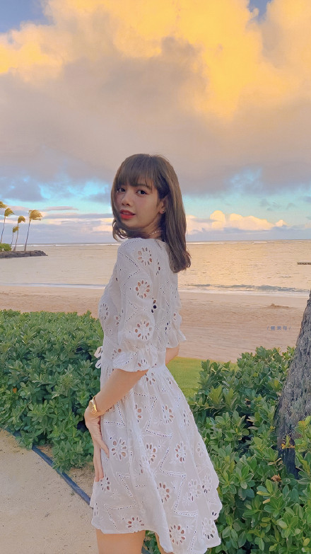 lisa穿白色连衣裙深情地注视着镜头,真的像校园小说里写的女主角