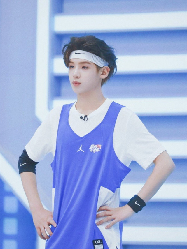 黄明昊终于炫富了一回穿貂拍大片不愧是温州贾富贵