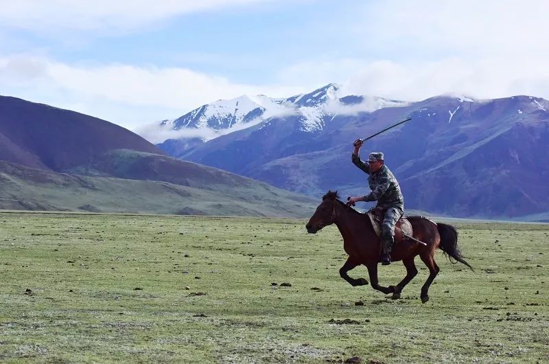 果洛公安学党史丨康巴汉子尼都塔生:带着骑兵连,冲锋!_腾讯新闻