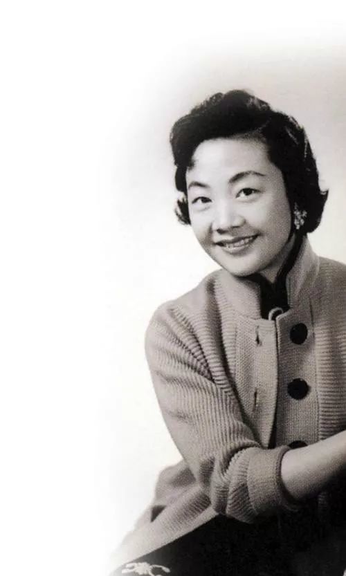 邓丽君,徐小凤,潘迪华等都视她为偶像,其代表歌曲有《玫瑰玫瑰我爱你