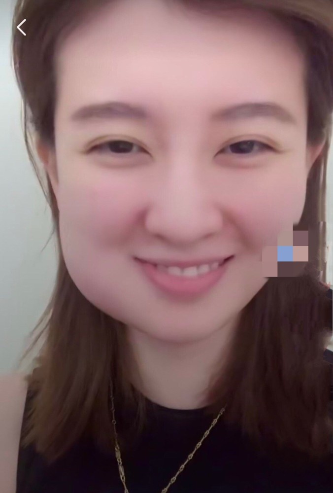 也真是够可爱的,看得出乔欣就是这种爱分享生活的小女生,就算是拔个