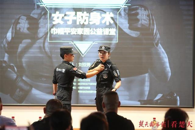 特警刘亚男,刘奥娜来自市公安局特警支队女子大队,她们现场演示,模拟