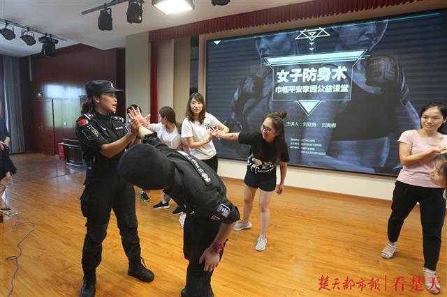 特警刘亚男,刘奥娜来自市公安局特警支队女子大队,她们现场演示,模拟