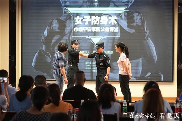 特警刘亚男,刘奥娜来自市公安局特警支队女子大队,她们现场演示,模拟